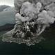 Volcán Anak Krakatoa de Indonesia entra en erupción