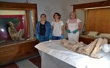 Restauradora del INAH realiza diagnóstico de las piezas de la Sala de Arqueología Unison