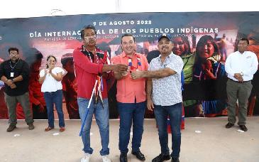 Entrega Gobierno de Sonora lentes y transporte escolar a comunidad seri de Punta Chueca