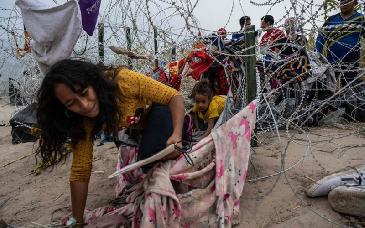 Inmigrantes cruzan Texas sin dejarse intimidar por alambradas