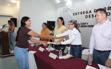Sedesson entrega tarjetas en Puerto Peñasco y Pitiquito