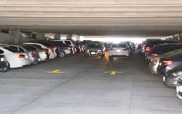 Tu automóvil seguro y en la sombra en el estacionamiento multinivel